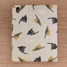 画像をギャラリービューアに読み込む, うちの子デザインのiPadケース制作事例┃手帳型ケース、ペットの手描きイラスト┃トラ猫、黒猫(全身)┃愛犬家や愛猫家へのプレゼントにも♪