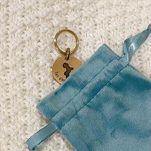 画像をギャラリービューアに読み込む, うちの子イラストネームタグ│オリジナルイラスト入りペットの迷子札│ゴールド(真鍮製)M、トイプードル裏面│写真を送るだけで簡単オーダーメイド。世界でひとつだけのオリジナルグッズ。│愛犬家や愛猫家へのギフトにも♪